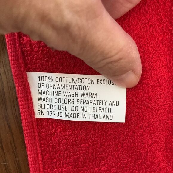 2 vintage red Christmas hand towels - Picture 7 of 7